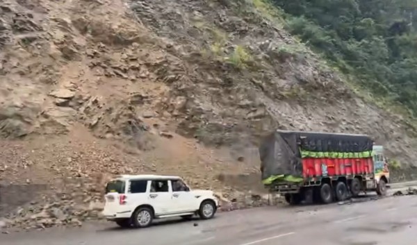 मुग्लिन–मलेखु सडकको तीन ठाउँको भित्तो काटिँदै