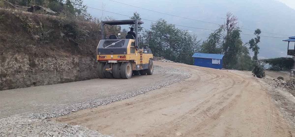 मध्यपहाडी लोकमार्गको वैकल्पिक ‘पाखुट्टे—ढाँड’ सडक ‘ग्राभेलिङ’