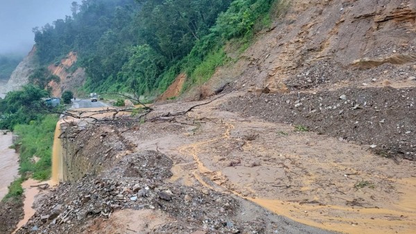 बाढी र पहिरोका कारण विभिन्न राजमार्ग प्रभावित