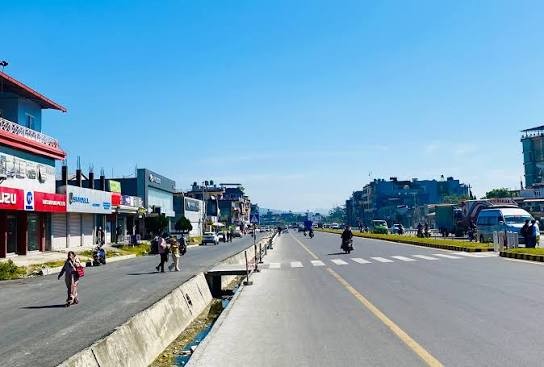 पोखरामा जीर्ण पोल र गुजुल्टिएका तार हटाएपछि फर्किएको सौन्दर्य