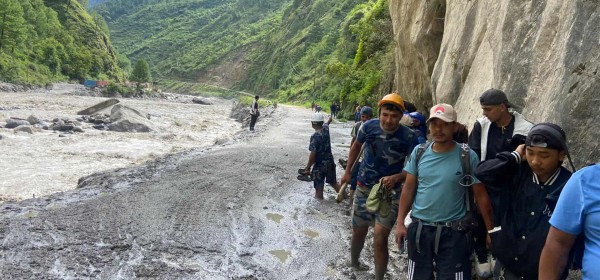 राप्ती नदीमा आपत्कालीन तटबन्ध निर्माण