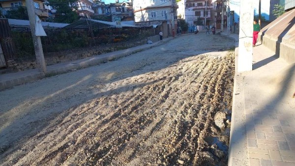 पशुपतिनाथ र बौद्धनाथ जोड्ने सडकमा ‘अस्फाल्ट प्रविधि’ को कालोपत्र