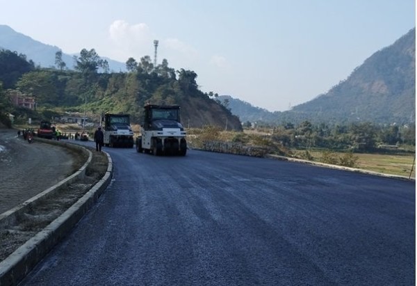 बिर्तामोडका विभिन्न सडक  धमाधम कालोपत्र गरिँदै