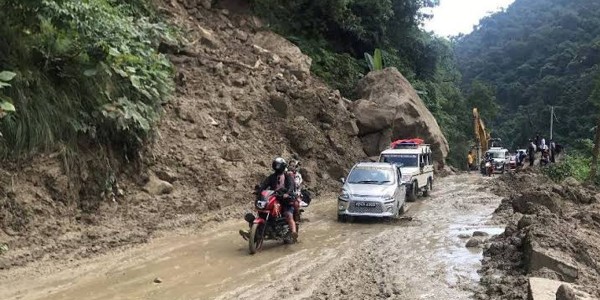 पाँचथरका अवरुद्ध मुख्य सडकमा यातायात सञ्चालन