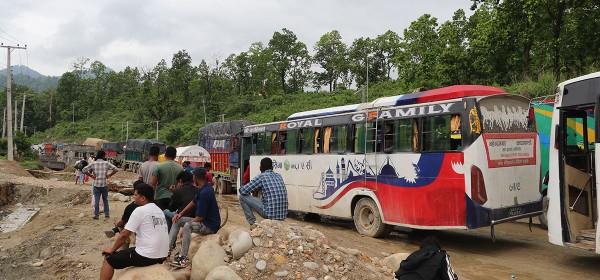 स्थानीयद्वारा मध्यपहाडी सडक अन्तर्गत छहरे खण्ड अवरुद्ध