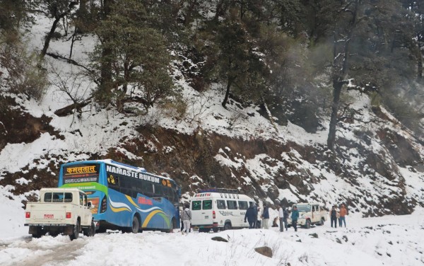 मध्यपहाडी लोकमार्गमा हिउँमा फसेका २५० यात्रुको उद्धार