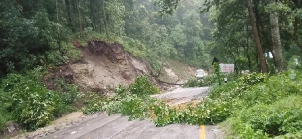 पहिरोले मेची राजमार्गको राजदुवाली सडकखण्ड अवरुद्ध