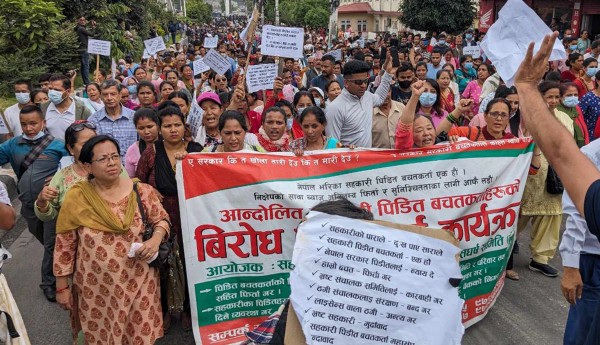 रोकिएन सहकारी ठगी : बचत रकम निकाल्न नपाउँदा औषधी खान वञ्चित बन्दै निक्षेपकर्ता