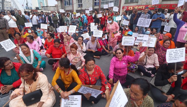 मनोमानी गर्दै बैंक, सडकछाप बनाउदै लघुवित्त र सहकारी 