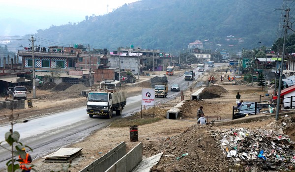 पृथ्वी राजमार्ग विस्तार : अझै करिब १०० बिजुलीका पोल सार्न बाँकी