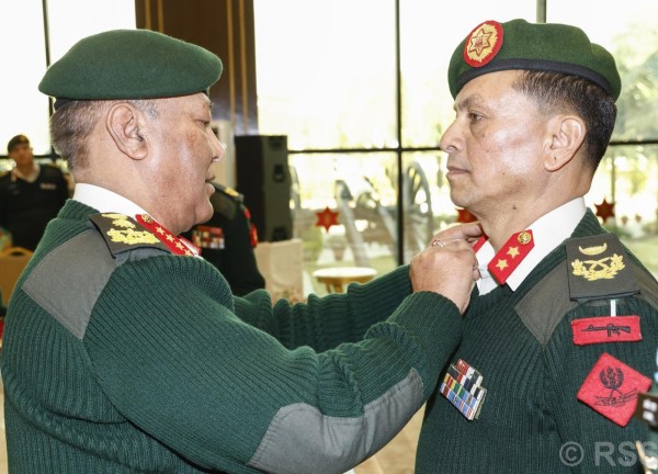 उपरथीमा विशेष बढुवा भएका खनाललाई प्रधानसेनापतिद्वारा दर्ज्यानी चिह्न प्रदान