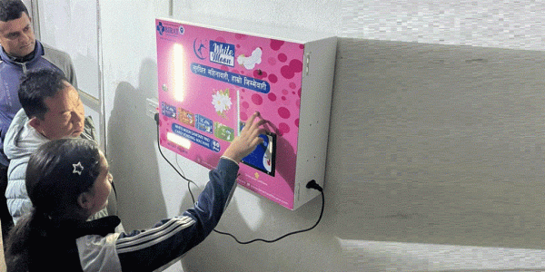 विद्यालयमा सेनेटरी प्याड वितरण मेसिन जडान