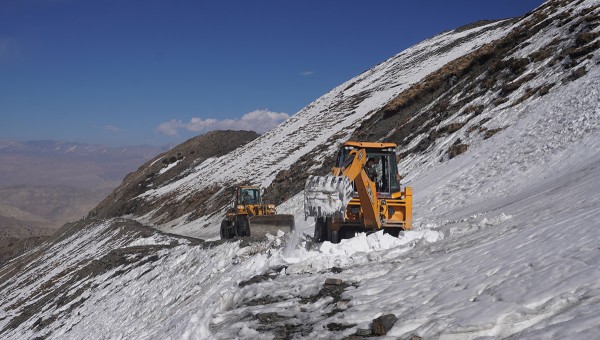 मुस्ताङको साङ्ता मतदान केन्द्र जाने सडकको हिउँ पन्छाइँदै