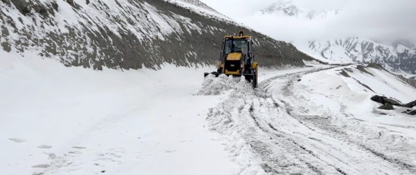 हिमपातका कारण मध्यपहाडी लोकमार्ग अवरुद्ध