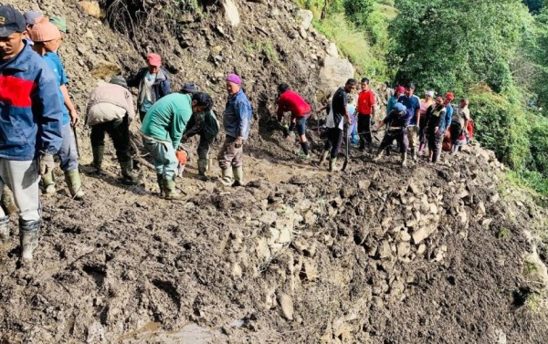 श्रमदानबाट सडक मर्मत