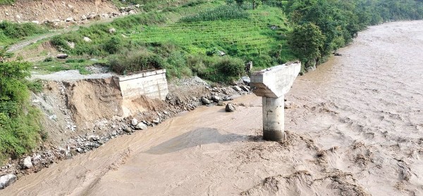 तमोर नदीमा निर्माणाधीन मोटरेबल पुल बाढीले बगायो