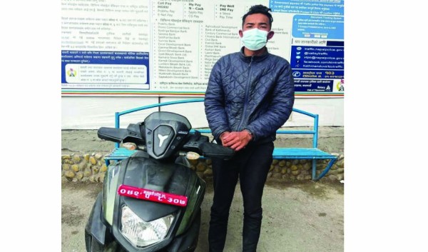 स्कुटर चोरीमा संलग्न एकजना ट्राफिक प्रहरीको नियन्त्रणमा