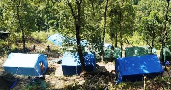 लोमान्थाङमा भूकम्प : त्रिपालमुनि स्थानीय र विद्यार्थीकाे बास