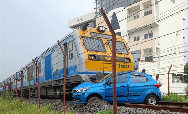 जनकपुरमा रेल र कार ठोक्किए, केही समय रेल सेवा अवरुद्ध