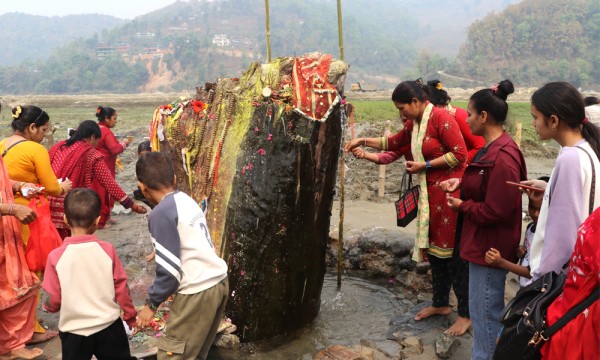 रूखको ठुटोबाट पानी आएको भन्दै स्थानीय चकित