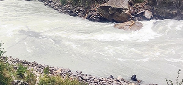 खोलाले बगाएर एक बालिकाको मृत्यु, एक युवा बेपत्ता