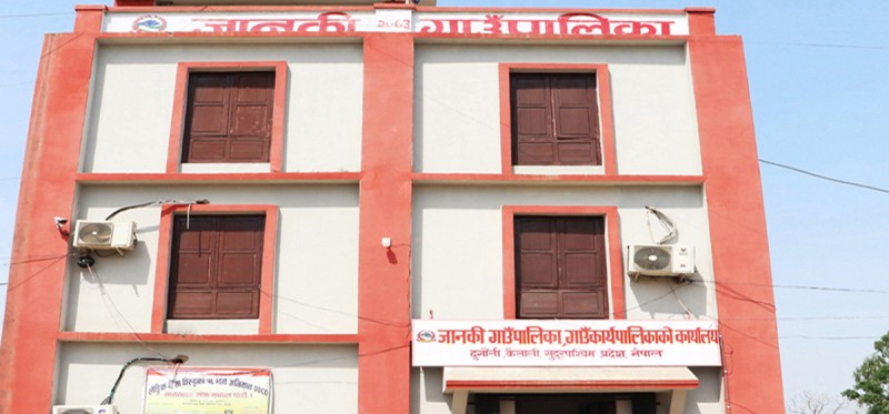 विद्यालयलाई अनुदान : शिक्षक विद्यार्थीलाई पुरस्कार