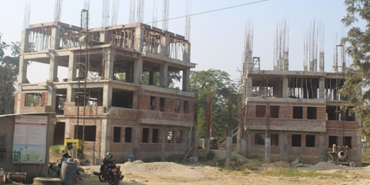ठेकेदारको लापरबाहीले स्थानीय तहका निर्माणाधीन भवन अलपत्र