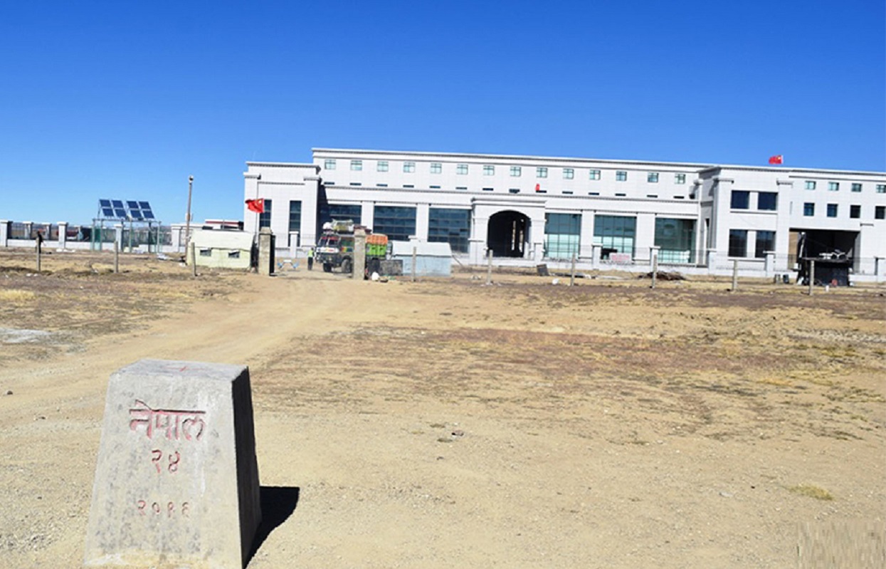 गृह र अध्यागमनको टोलीद्वारा नेपाल–चीनको सीमा कोरला नाका अवलोकन