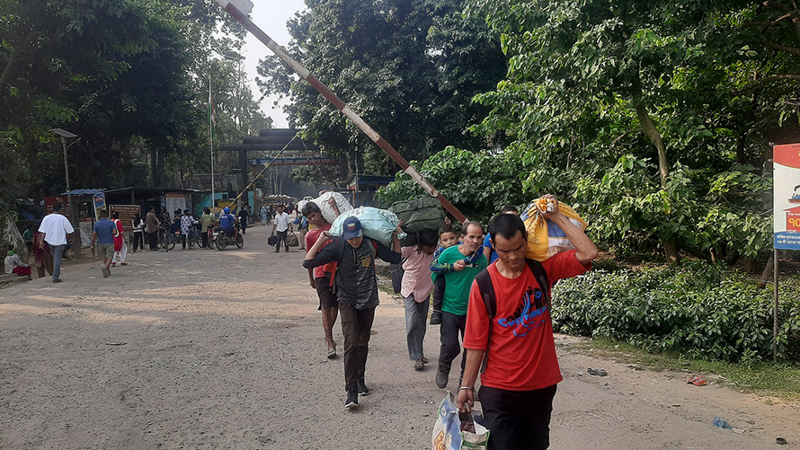 चाडपर्व नजिकिएसँगै भारत गएका नेपाली घर फर्कँदै