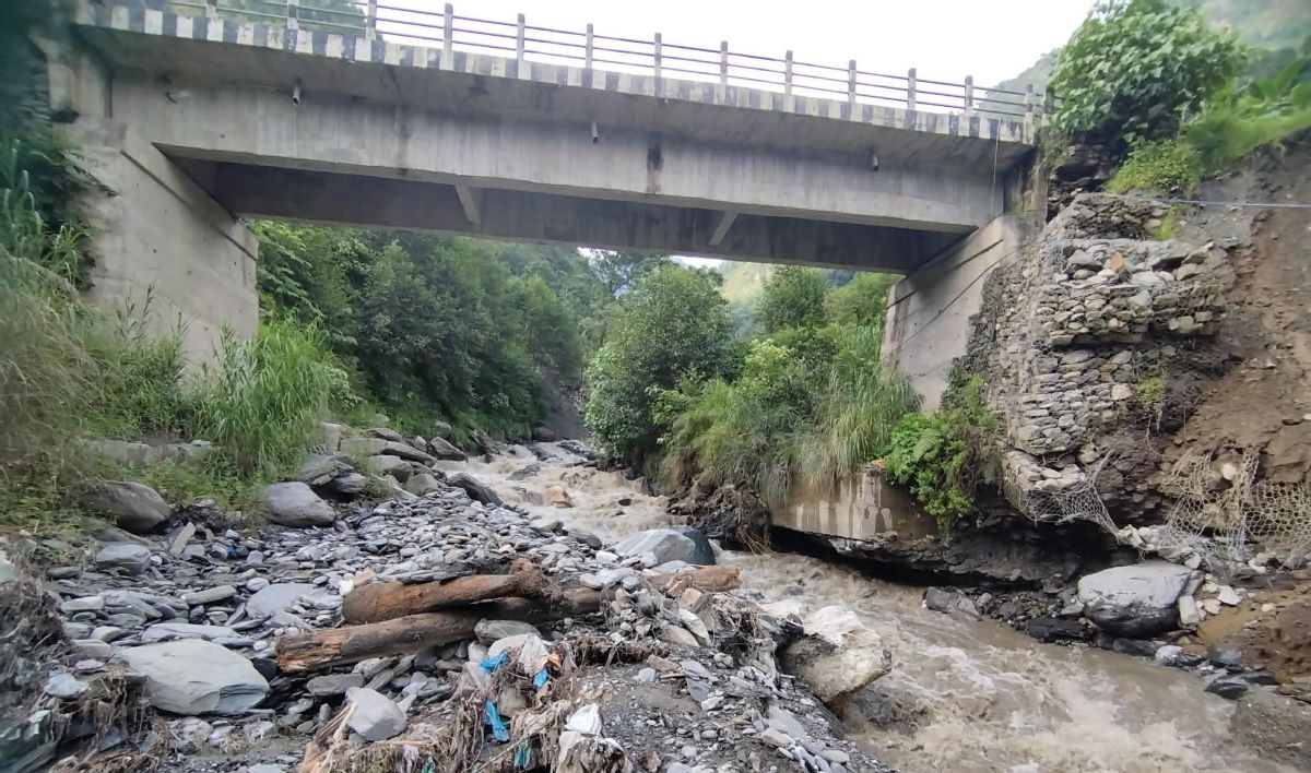 दुखुखोलाको कटानले म्याग्दीको मोटरेबल पुल जोखिममा