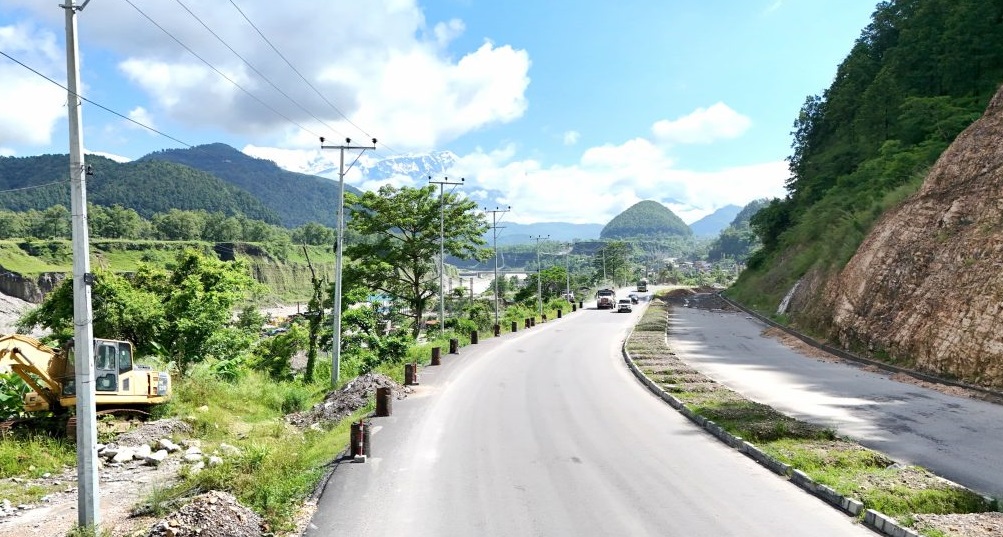 डुम्रे–बेँसीसहर सडक दैनिक आठ घण्टा बन्द हुने