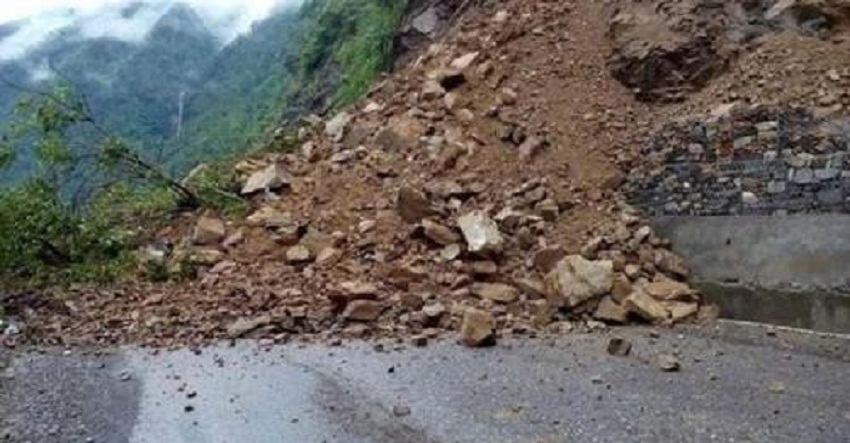 सुख्खा पहिरोले कर्णाली राजमार्ग पुनः अवरुद्ध