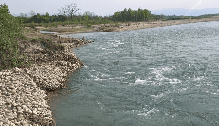 हिउँदमा पनि रोकिएन कर्णाली नदी कटानको जोखिम
