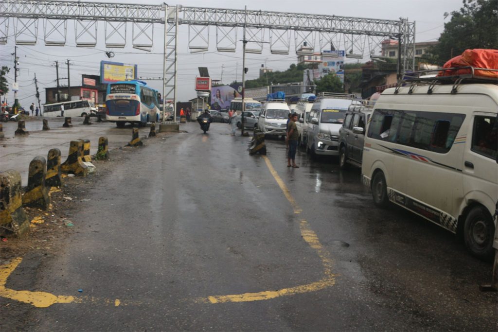 नागढुङ्गा चेकपोष्टबाट सवारी साधन फर्काइए