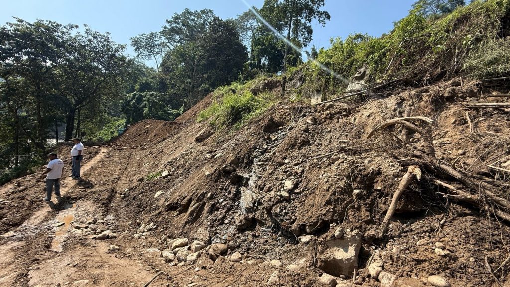 पहिरोले मेची राजमार्गको राजदुवाली खण्ड अवरुद्ध