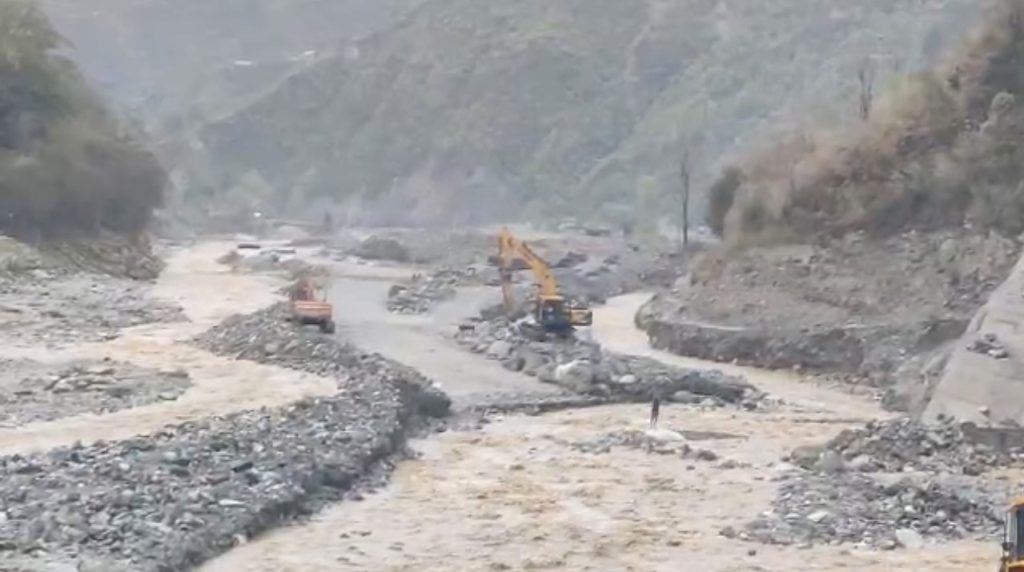 रोशी खोलाले बगाएर एक जनाको मृत्यु, बिपी राजमार्ग अवरुद्ध