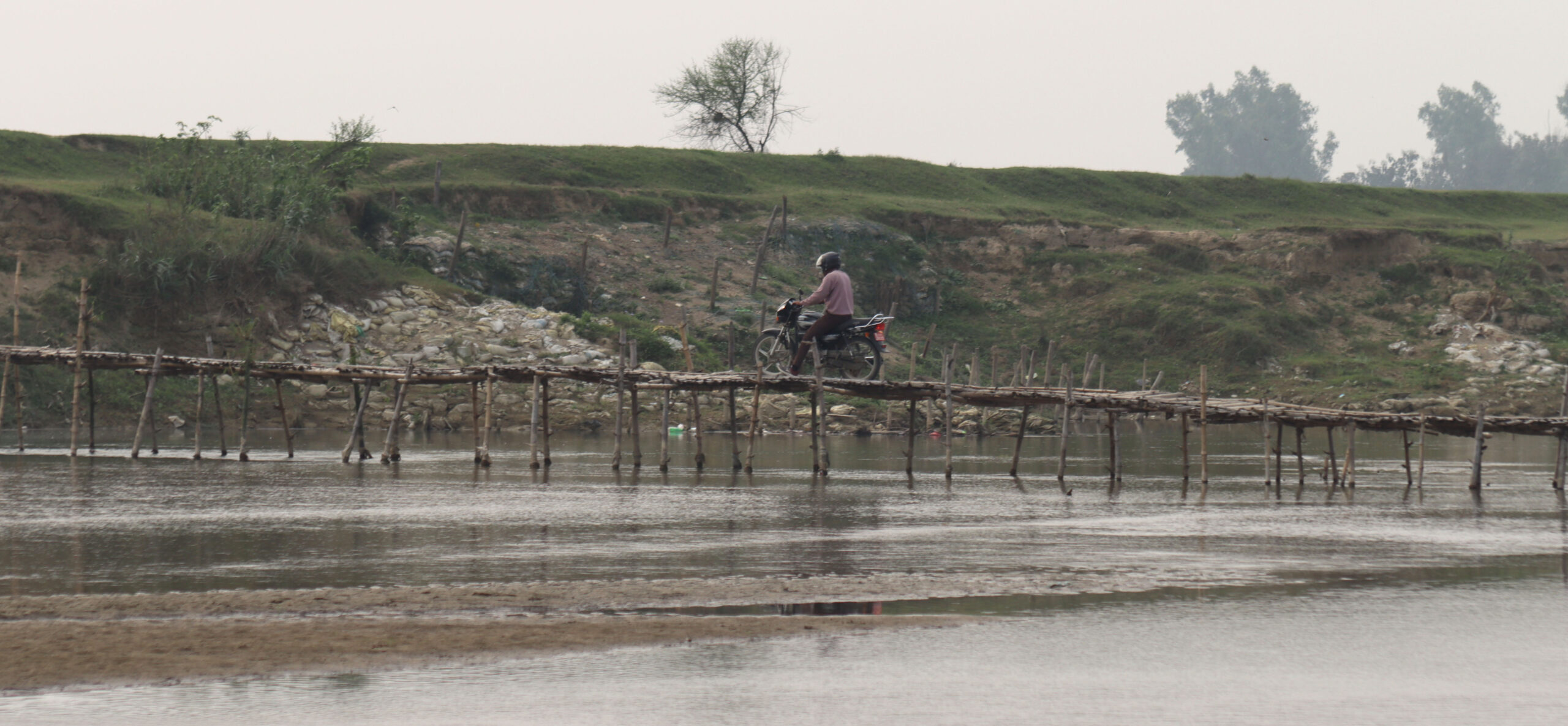 पुल नहुँदा जोखिमपूर्ण यात्रा : बाँसको पुलमै निर्भर मर्चवारका बासिन्दा