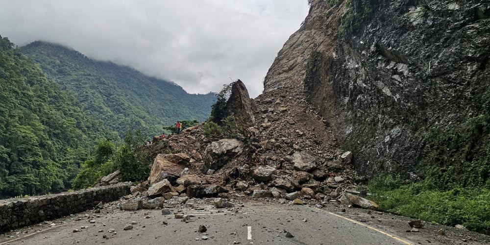 सुक्खा पहिरोले कोशी राजमार्ग अवरुद्ध