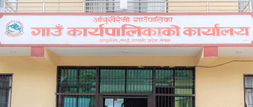 दसैँलाई लक्षित गरी टोलमा पुगेर भत्ता वितरण