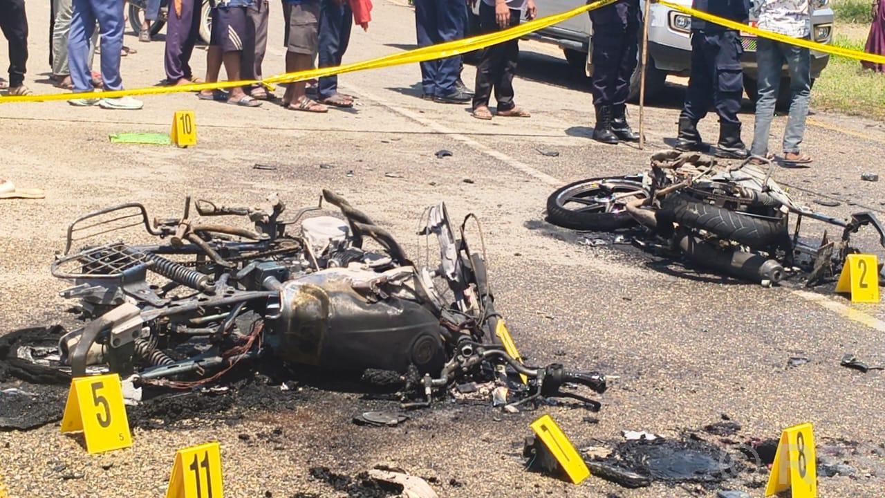 मोटरसाइकल एकापसमा ठोक्किएर आगलागी