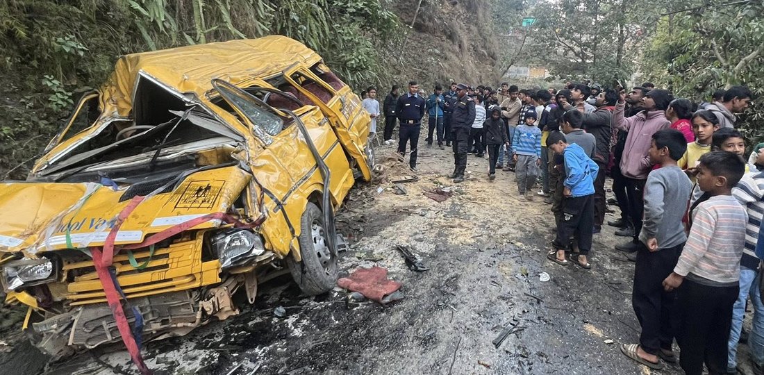 स्कुल भ्यान दुर्घटनामा एक जनाको मृत्यु , २५  घाइते