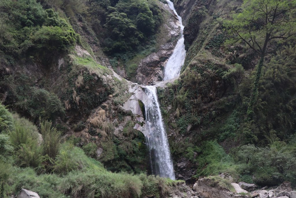 अर्मके झरना ओझेलमा