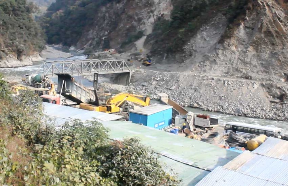 अरुण नदीमा पानीको बहाव बढेपछि अरुण तेस्रोको ड्याम निर्माण रोकियो