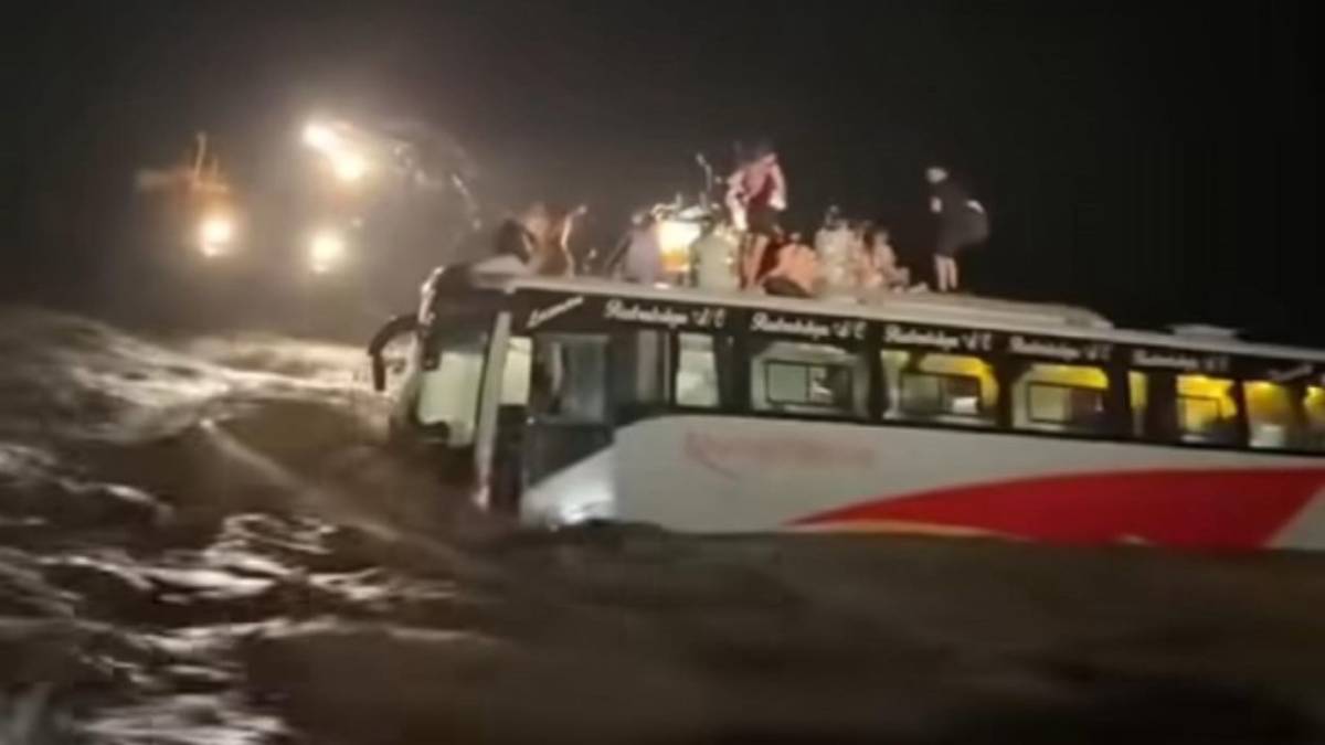 विनयी खोलाको बाढीले बस बगायो, यात्रु सकुशल