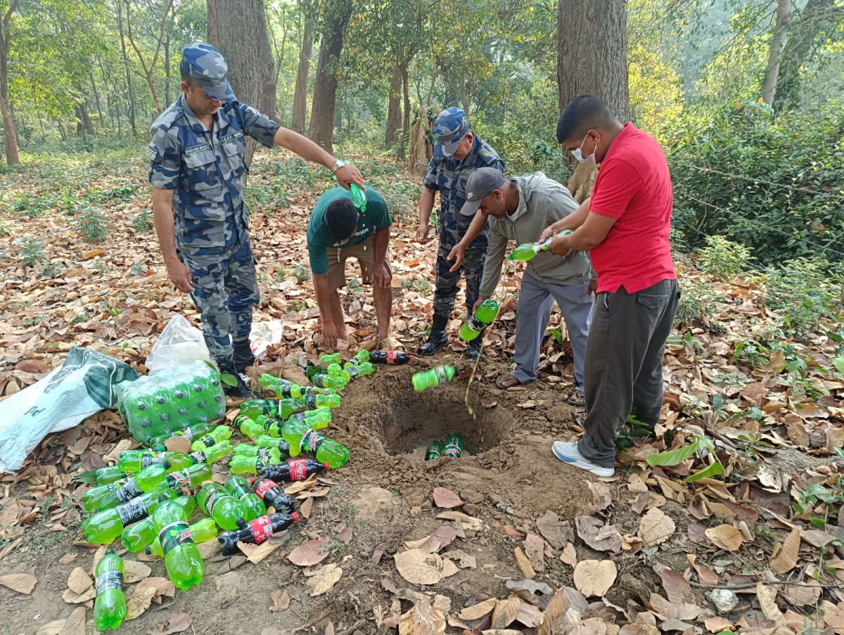 म्याद गुज्रिएका ३० कार्टुन पेय पदार्थ बरामद