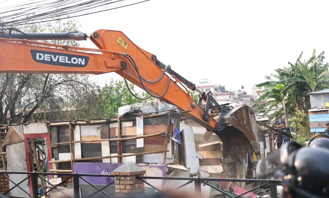 थापाथलीको सुकुमवासी बस्ती चल्यो डोजर  