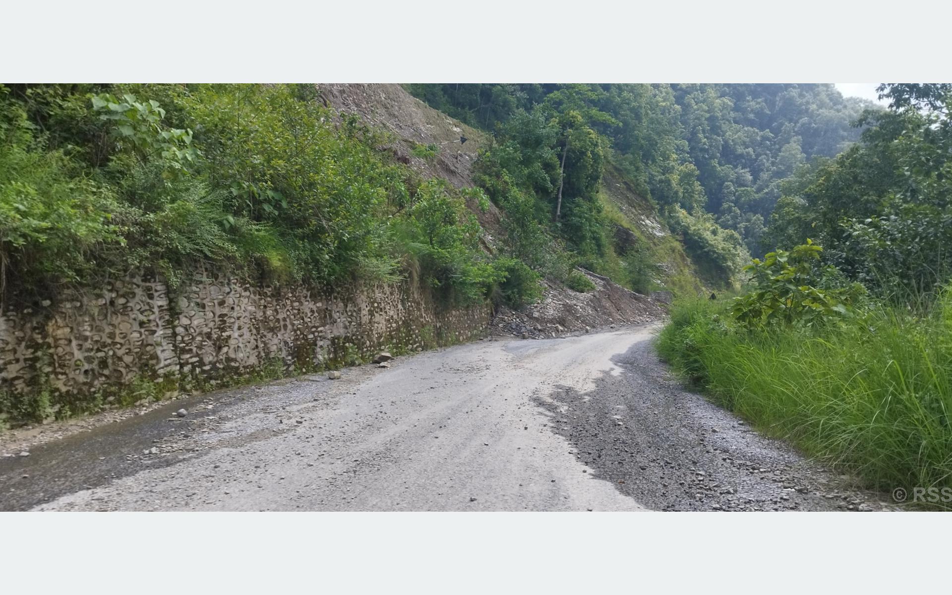 आजदेखि बेँसीसहर-चामे र मध्यपहाडी लोकमार्गमा सवारी सञ्चालनमा रोक
