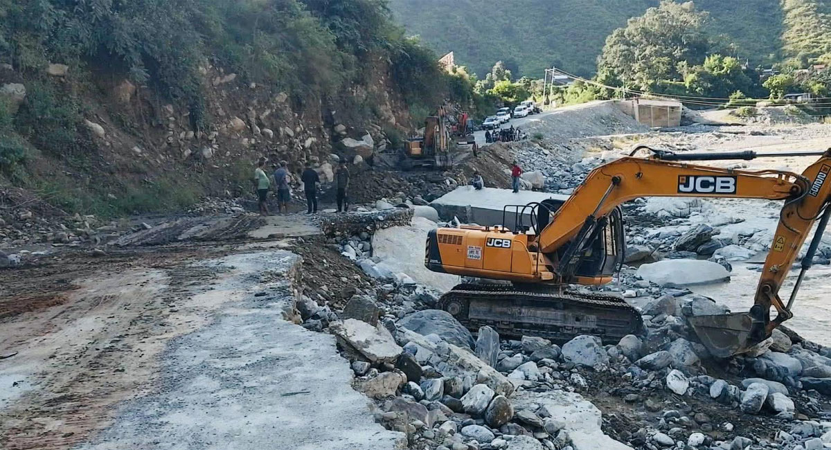 वर्षाका कारण बीपी राजमार्ग अवरुद्ध