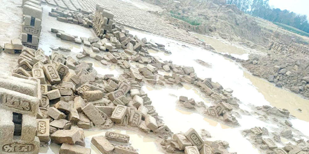 रौतहटमा बेमौसमी वर्षाले काँचो इँटा नष्ट