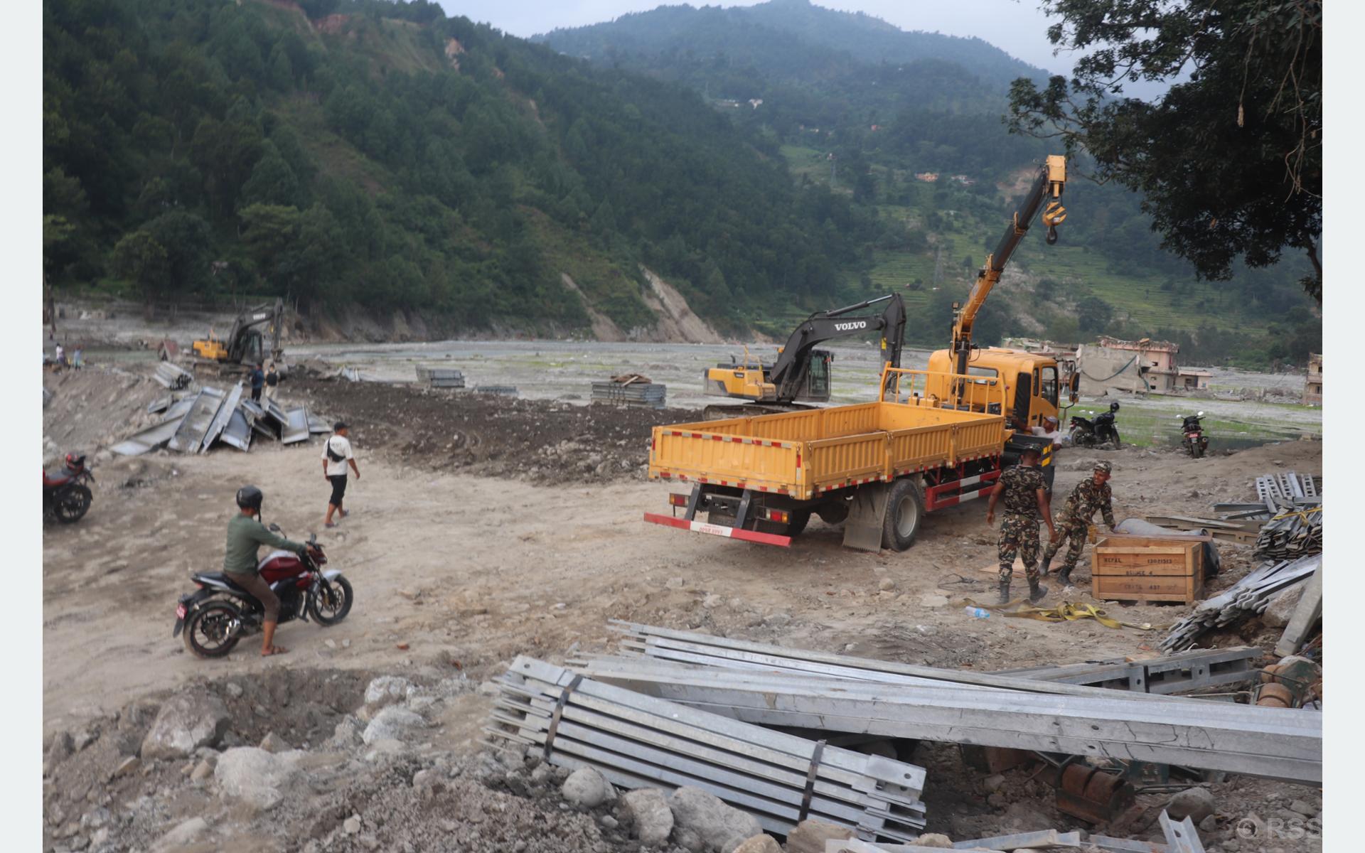 वेत्रावतीमा बेलिब्रिज जडान सुरु, दसैँअघि सञ्चालनमा आउने